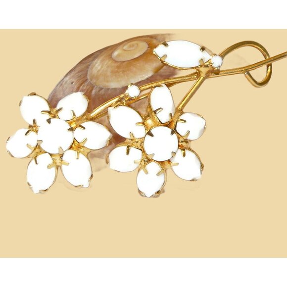 Vintage Three Dimensional White Milk Glass Flower Brooch - Picture 10 of 10